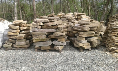 Kamenclub.ru: Песчаник плиты - плахи - пошаговые дорожки (фр. 70-150 мм)  купить в Крыму песчаник серый бежевый желтый зеленый колотый песчаник строительный 6500 руб/т   фото КАМЕНЬ КЛУБ