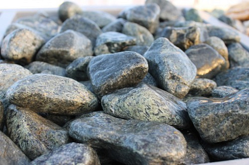 Kamenclub.ru: Щебень галтованный зеленый (змеевик) фр. 50-100 мм.  купить в Крыму галтовка мраморная зеленый, салатовый мрамор 12 500 руб/т   фото КАМЕНЬ КЛУБ