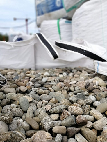 Kamenclub.ru: Галька речная окат (пестрая) фр. 20-40 мм. купить  в Крыму галька речная пестрая, серая, серые оттенки галька речная окатанная округлая 5000 руб/т   фото КАМЕНЬ КЛУБ