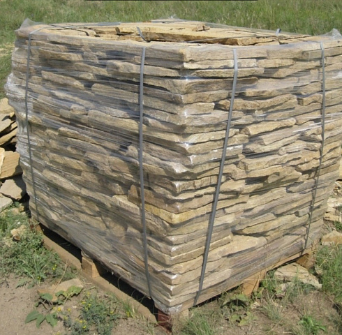 Kamenclub.ru: Песчаник пластушка желтый с рисунком (3 см)  купить в Крыму песчаник желтый с рисунком, рыжий, желтый песчаник пластушка ландшафтная рваная 8 500 руб/м3   фото КАМЕНЬ КЛУБ