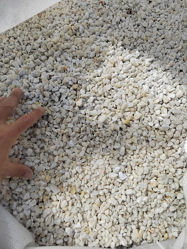 Kamenclub.ru: Мраморная крошка, щебень, цвет-белый, фр. 5-10 мм.  купить в Крыму мрамор белый, айвори, молочный мраморная каменная крошка ландшафтная 12000 руб/т   фото КАМЕНЬ КЛУБ