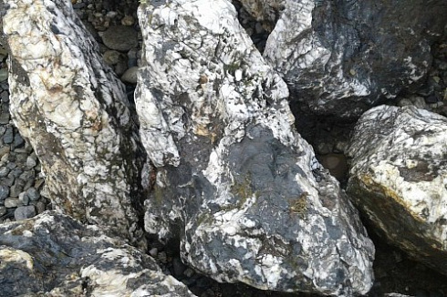 Kamenclub.ru: Черный гранит - кварцит фр. 100-500 мм.  купить в Крыму мрамор гранит черный с белыми прожилками, серый, белый валун скальный колотый 7000 руб/т   фото КАМЕНЬ КЛУБ