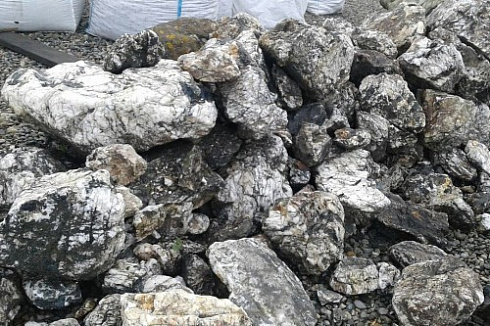 Kamenclub.ru: Черный гранит - кварцит фр. 500-1000 мм.  купить в Крыму гранит кварцит черный серый белый скальный колотый валун 9750 руб/т   фото КАМЕНЬ КЛУБ