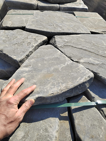 Kamenclub.ru: Песчаник пластушка светло-серый (4,0 - 6,0 см)  купить в Крыму плитняк - пластушка светло-серый песчаник 12600 руб/м3   фото КАМЕНЬ КЛУБ