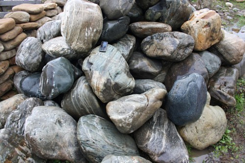 Kamenclub.ru: Речной валун Кабанчик фр.300-500 мм.  купить в Крыму крупный природный камень галька серый, темно-серый речной валун галечник масштабный 7000 руб/т   фото КАМЕНЬ КЛУБ