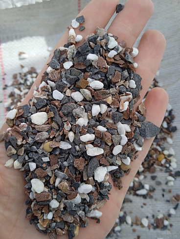 Kamenclub.ru: Мраморная крошка (щебень крошка микс : белый-черный-розовый) фр. 3-5 мм.  купить в Крыму мрамор белый, черный, розовый, разноцветный мраморная каменная крошка декорвтивная 12000 руб/т   фото КАМЕНЬ КЛУБ