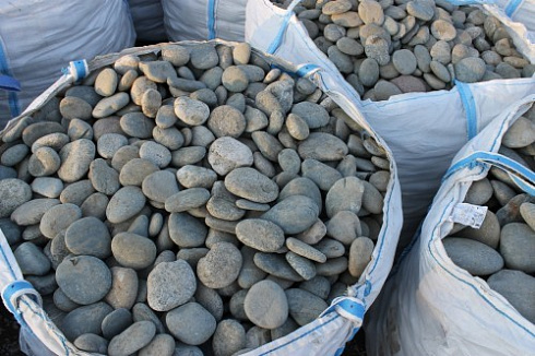 Kamenclub.ru: Галька речная плоская (ассорти) фр. 100-200-300 мм. купить  в Крыму галька плоская разноцветная серый белый темно-серый синий речная галька ландшафтная 8000 руб/т   фото КАМЕНЬ КЛУБ