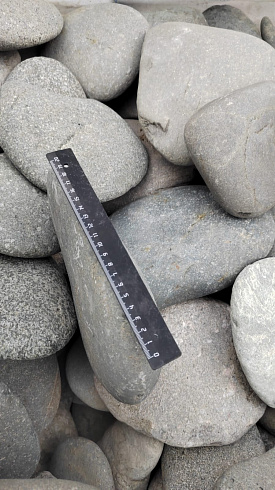 Kamenclub.ru: Галька речная плоская (темно-серая) фр. 70-150 мм. купить  в Крыму галечник природный темно-серый серый синий речная плоская природная окатанная  9000 руб/т   фото КАМЕНЬ КЛУБ