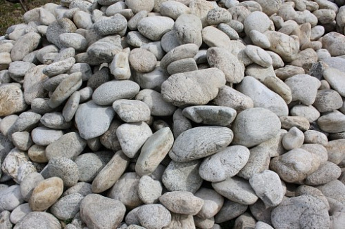 Kamenclub.ru: Бело-серый валунчик фр.100-300 мм.  купить в Крыму крупный камень для ландшафта серый, белый бело-серый валун крупная галька 4500 руб/т   фото КАМЕНЬ КЛУБ