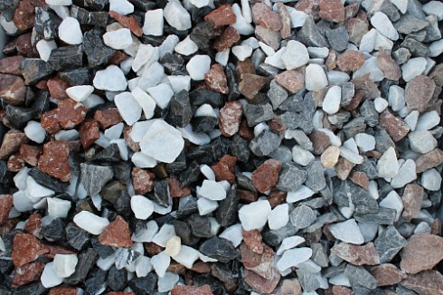 Kamenclub.ru: Мраморная крошка (щебень крошка микс : белый-черный-розовый) фр. 20-40 мм.  купить в Крыму мрамор белый, черный, розовый декоративная ландшафтная крошка 12000 руб/т   фото КАМЕНЬ КЛУБ