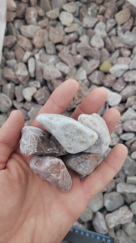 Kamenclub.ru: Мраморная крошка (щебень галтованный розовый) фр.20-40 мм.  купить в Крыму мрамор розовый, красный оголтованный округлый щебень  15000 руб/т   фото КАМЕНЬ КЛУБ