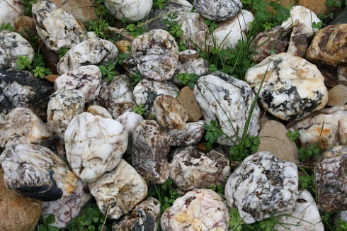 Kamenclub.ru: Кварцевый валунчик фр.100-300 мм.  купить в Крыму кварц белый, бежевый молочный рыжий крупный природный камень галечник 7850 руб/т   фото КАМЕНЬ КЛУБ