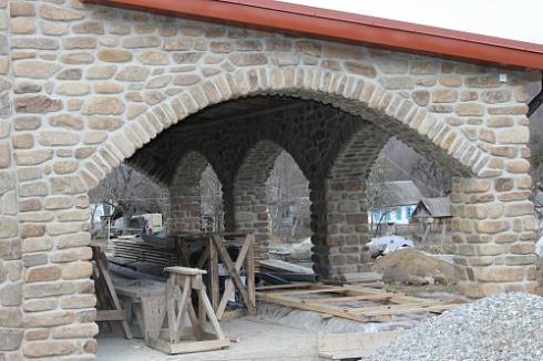 Kamenclub.ru: Песчаник для строительства и кладки блочный (фр 100-200 мм)  купить в Крыму песчаник бежевый серый рыжий валун мелкий для строительства песчаник 6500 руб/т   фото КАМЕНЬ КЛУБ