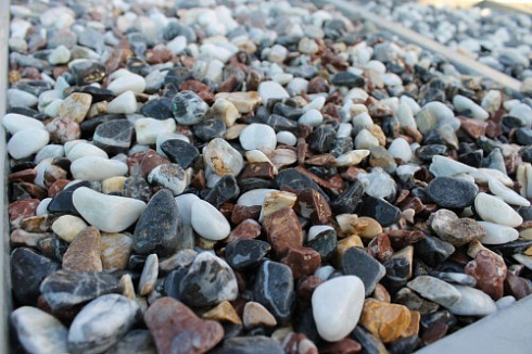 Kamenclub.ru: Мраморная крошка (щебень галтованный микс:белый-черный-розовый-медовый) фр.10-20 мм.  купить в Крыму мрамор белый, медовый, черный, розовый мраморный декоративный ландшафтный окатанный округлый галтованный щебень 15500 руб/т   фото КАМЕНЬ КЛУБ