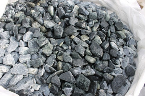 Kamenclub.ru: Щебень галтованный зеленый (змеевик) фр. 50-100 мм.  купить в Крыму галтовка мраморная зеленый, салатовый мрамор 12 500 руб/т   фото КАМЕНЬ КЛУБ