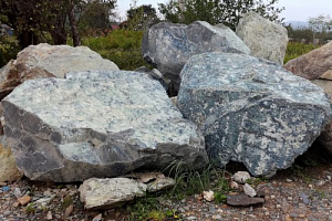 Kamenclub.ru: Змеевик скальник фр. 500-1500 мм.  купить в Крыму змеевик зеленый серый черный глыба скальная колотая 7500 руб/т   фото КАМЕНЬ КЛУБ