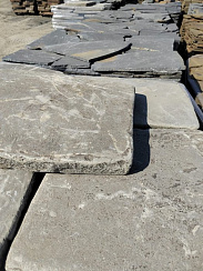 Kamenclub.ru: Песчаник пластушка светло-серый (2,0 см)  купить в Крыму плитняк- ластушка светло-серый, серый рваный ландшафтный плитняк колотый 13800 руб/м3   фото КАМЕНЬ КЛУБ