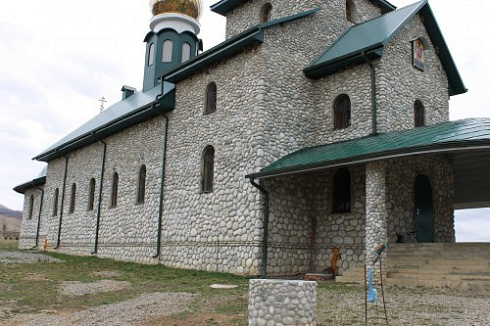 Kamenclub.ru: Галька речная плоская (бело-серая) фр. 100-200-300 мм. купить  в Крыму галька речная плоская серый, белый, бело-серый, серо-белый речная галька плоская  9000 руб/т   фото КАМЕНЬ КЛУБ