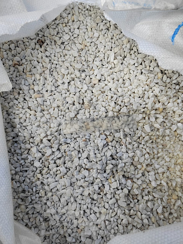 Kamenclub.ru: Мраморная крошка, щебень, цвет-белый, фр. 5-10 мм.  купить в Крыму мрамор белый, айвори, молочный мраморная каменная крошка ландшафтная 12000 руб/т   фото КАМЕНЬ КЛУБ