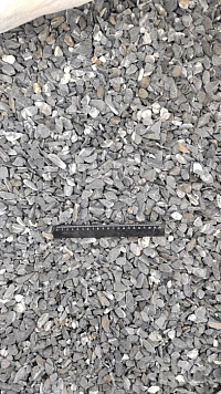 Kamenclub.ru: Щебень галтованный черный (мрамор) фр.10-20 мм.  купить в Крыму мрамор черный с белыми прожилками, черный, белый окатанный округлый ландшафтный декоративный щебень 15000 руб/т   фото КАМЕНЬ КЛУБ