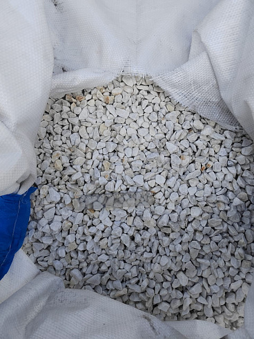 Kamenclub.ru: Мраморная крошка, щебень, цвет-белый, фр. 10-20 мм.  купить в Крыму мрамор белый, молочный айвори каменная ландшафтная декоративная крошка шебня 12000 руб/т   фото КАМЕНЬ КЛУБ