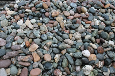 Kamenclub.ru: Галька окат (цветная картошка) фр. 50-100 мм. купить  в Крыму галька природная окатанная серый белый цветной синий темно-серый коричневый округлый галечник окатанный 6800 руб/т   фото КАМЕНЬ КЛУБ