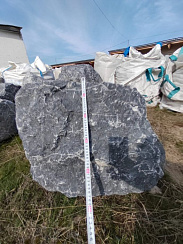 Kamenclub.ru: Черный мрамор скальник фр. 1000-1500 мм.  купить в Крыму мрамор черный белый серый крупный колотый валун ландшафтный 9000 руб/т   фото КАМЕНЬ КЛУБ