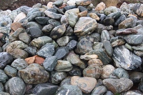 Kamenclub.ru: Ландшафтные валунчики фр.100-500 мм.  купить в Крыму крупный природный камень серый, темно-серый, светло-серый речной валун крупный 4800 руб/т   фото КАМЕНЬ КЛУБ