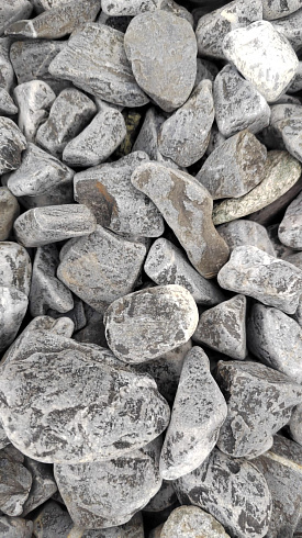 Kamenclub.ru: Щебень галтованный черный (мрамор) фр.40-70 мм.  купить в Крыму мрамор черный с белыми прожилками, черный, белый щебень галтованный округлый 13500 руб/т   фото КАМЕНЬ КЛУБ