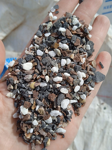 Kamenclub.ru: Мраморная крошка (щебень крошка микс : белый-черный-розовый) фр. 3-5 мм.  купить в Крыму мрамор белый, черный, розовый, разноцветный мраморная каменная крошка декорвтивная 12000 руб/т   фото КАМЕНЬ КЛУБ