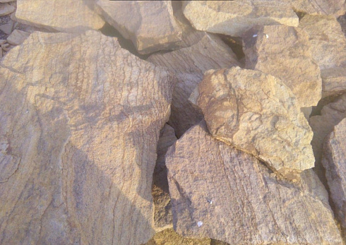 Kamenclub.ru: Песчаник пластушка "фонтанка" желтая (3,0 - 5,0 см)  купить в Крыму песчаник желтая, рыжий, желтый песчаник колотый рваный со сколом облицовочный 16200 руб/м3   фото КАМЕНЬ КЛУБ