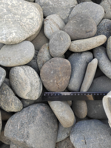 Kamenclub.ru: Галька речная плоская (ассорти) фр. 70-150 мм. купить  в Крыму галька галечник серый белый темно-серый синий светло-серый плоская природная галька  9000 руб/т   фото КАМЕНЬ КЛУБ