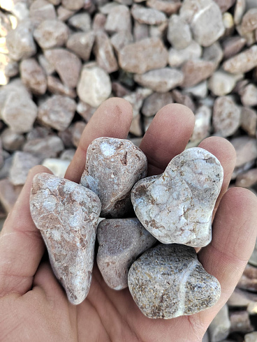 Kamenclub.ru: Мраморная крошка (щебень галтованный розовый) фр.20-40 мм.  купить в Крыму мрамор розовый, красный оголтованный округлый щебень  15000 руб/т   фото КАМЕНЬ КЛУБ