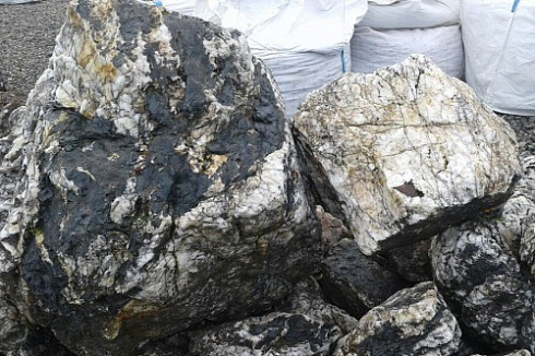 Kamenclub.ru: Черный гранит - кварцит фр. 500-1000 мм.  купить в Крыму гранит кварцит черный серый белый скальный колотый валун 9750 руб/т   фото КАМЕНЬ КЛУБ