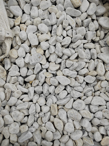 Kamenclub.ru: Мраморная крошка (щебень галтованный белый) фр.40-70 мм.  купить в Крыму мрамор белый молочный айвори окатанный округлый природный камень 17000 руб/т   фото КАМЕНЬ КЛУБ