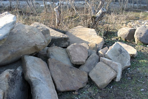 Kamenclub.ru: Песчаник плиты - плахи - пошаговые дорожки (фр. 70-150 мм)  купить в Крыму песчаник серый бежевый желтый зеленый колотый песчаник строительный 6500 руб/т   фото КАМЕНЬ КЛУБ