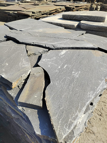 Kamenclub.ru: Песчаник пластушка светло-серый (3,0 см)  купить в Крыму песчаник светло-серый, серый песчаник рваный ландшафтный колотый 13800 руб/м3   фото КАМЕНЬ КЛУБ