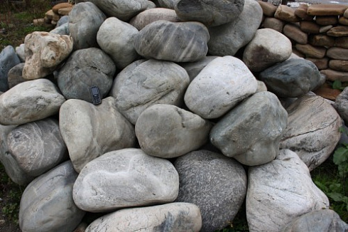 Kamenclub.ru: Речной валун Кабанчик фр.300-500 мм.  купить в Крыму крупный природный камень галька серый, темно-серый речной валун галечник масштабный 7000 руб/т   фото КАМЕНЬ КЛУБ