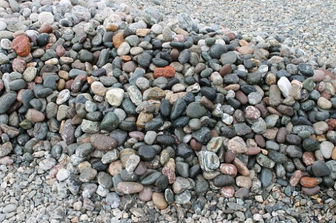 Kamenclub.ru: Галька окат (цветная картошка) фр. 50-100 мм. купить  в Крыму галька природная окатанная серый белый цветной синий темно-серый коричневый округлый галечник окатанный 6800 руб/т   фото КАМЕНЬ КЛУБ