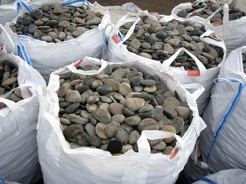 Kamenclub.ru: Галька речная плоская (ассорти) фр. 70-150 мм. купить  в Крыму галька галечник серый белый темно-серый синий светло-серый плоская природная галька  9000 руб/т   фото КАМЕНЬ КЛУБ