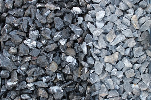 Kamenclub.ru: Щебень крошка черный (мрамор) фр. 20-40 мм.  купить в Крыму мрамор черный с белыми прожилками мраморная каменная крошка 11000 руб/т   фото КАМЕНЬ КЛУБ