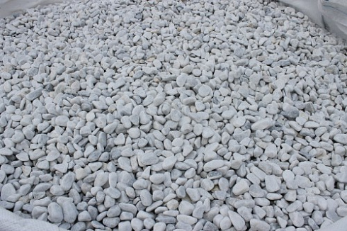 Kamenclub.ru: Мраморная крошка (щебень галтованный белый) фр.10-20 мм.  купить в Крыму мрамор белый, молочный, айвори окатанный округлый декоративный ландшафтный щебень 17000 руб/т   фото КАМЕНЬ КЛУБ