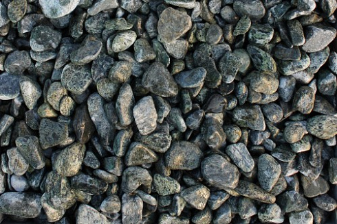 Kamenclub.ru: Щебень галтованный зеленый (змеевик) фр. 20-40 мм.  купить в Крыму мрамор зеленый, салатовый оголтованный щебень мраморный 12500 руб/т   фото КАМЕНЬ КЛУБ