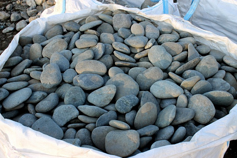 Kamenclub.ru: Галька речная плоская (темно-серая) фр. 70-150 мм. купить  в Крыму галечник природный темно-серый серый синий речная плоская природная окатанная  9000 руб/т   фото КАМЕНЬ КЛУБ