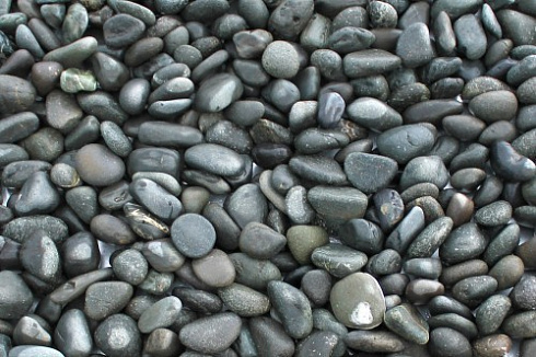 Kamenclub.ru: Галька речная окат (темно-серая) фр. 70-150 мм. купить  в Крыму галька речная темно-серая, синяя, серая речная галька округлая  8000 руб/т   фото КАМЕНЬ КЛУБ