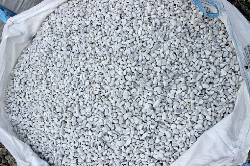 Kamenclub.ru: Мраморная крошка (щебень галтованный белый) фр.10-20 мм.  купить в Крыму мрамор белый, молочный, айвори окатанный округлый декоративный ландшафтный щебень 17000 руб/т   фото КАМЕНЬ КЛУБ