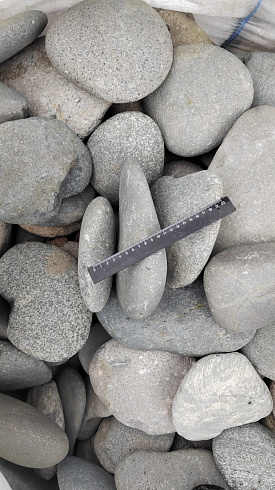 Kamenclub.ru: Галька речная плоская (темно-серая) фр. 70-150 мм. купить  в Крыму галечник природный темно-серый серый синий речная плоская природная окатанная  9000 руб/т   фото КАМЕНЬ КЛУБ