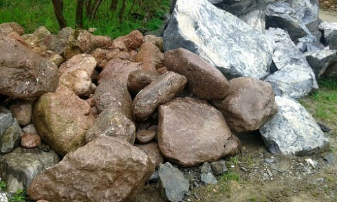 Kamenclub.ru: Конгломераты фр. 300-1000 мм.  купить в Крыму кварц мрамор диабаз коричневый, серый зеленоватый речной валун крупный 6500 руб/т   фото КАМЕНЬ КЛУБ