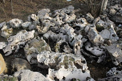 Kamenclub.ru: Выветренный известняк (степной) фр. 500-1500 мм.  купить в Крыму    10000 руб/т   фото КАМЕНЬ КЛУБ