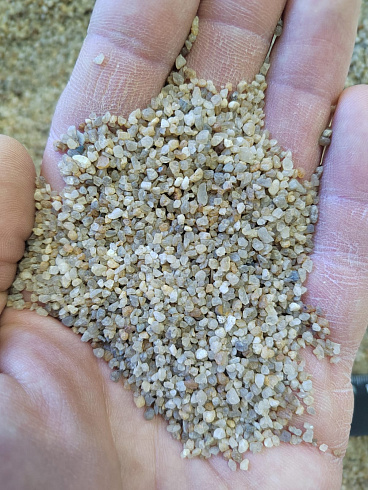 Кварцевый песок для водоподготовки фр. 1,6-3 мм.  купить в Крыму фото Камень Клуб